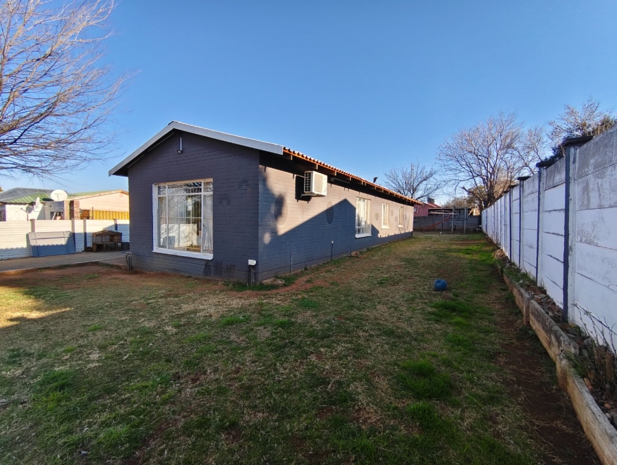 To Let 3 Bedroom Property for Rent in Uitsig Free State